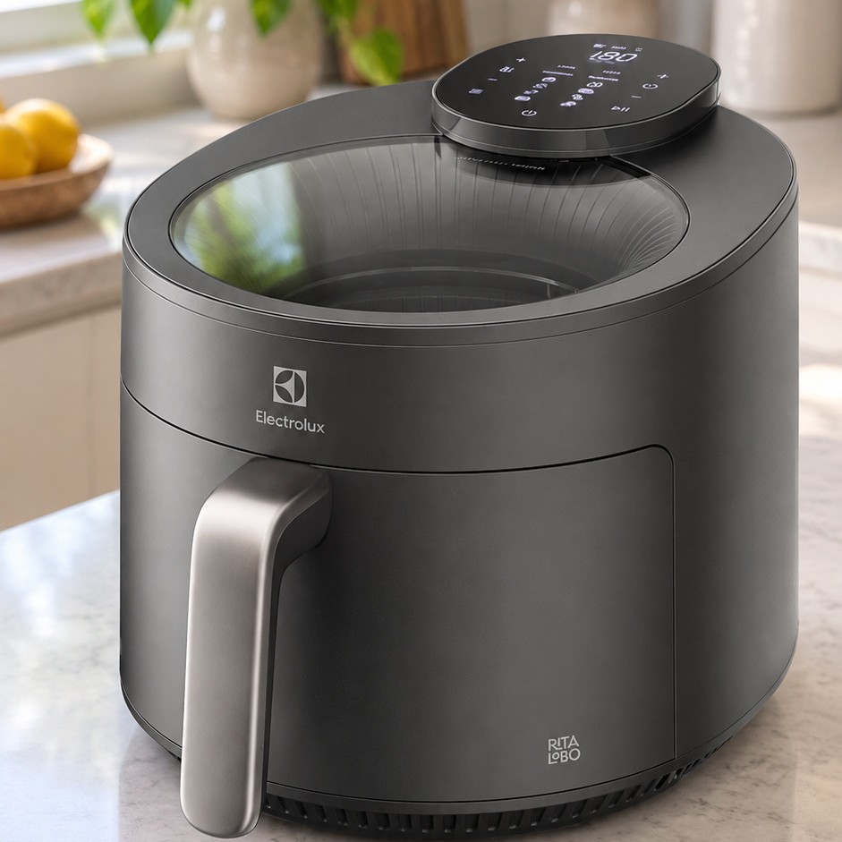 Air fryer Electrolux EAF170 cinza, com visor, na bancada da cozinha